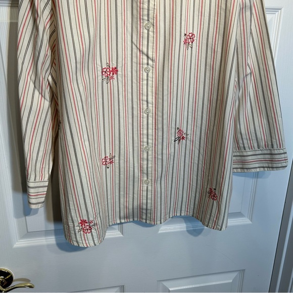 Tailored Button Front Floral Embroidery Top Size 20W - Picture 3 of 9